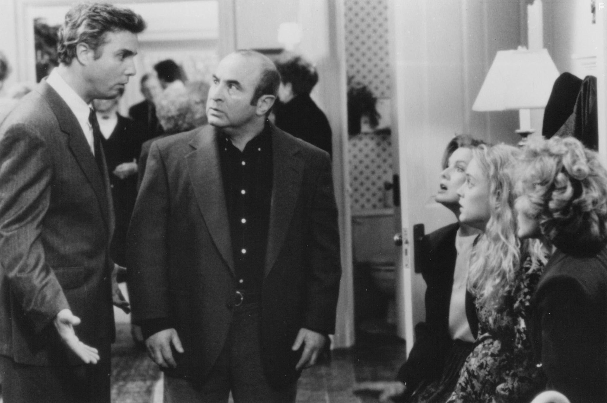 Bob Hoskins and William Petersen in Passed Away (1992)