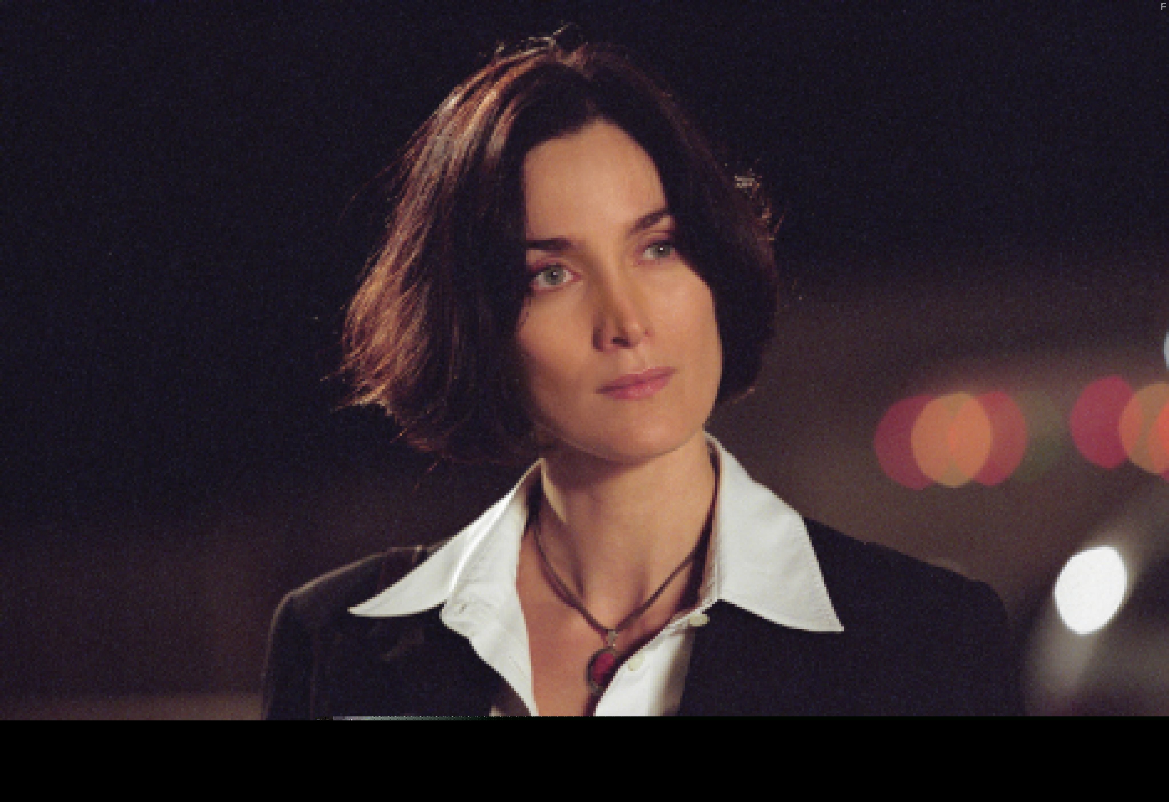 Carrie-Anne Moss in Охотник на убийц (2004)