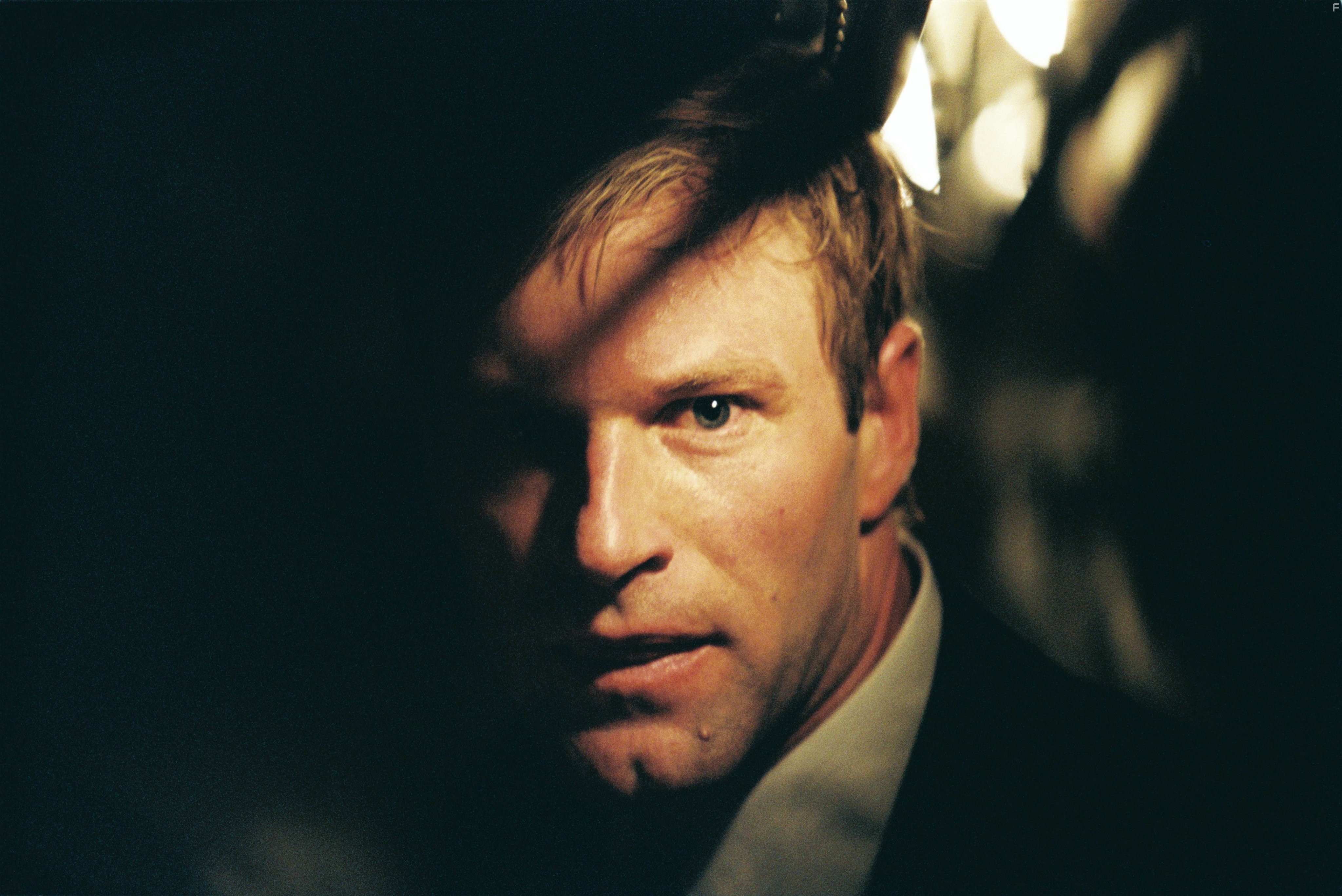 Aaron Eckhart in Охотник на убийц (2004)