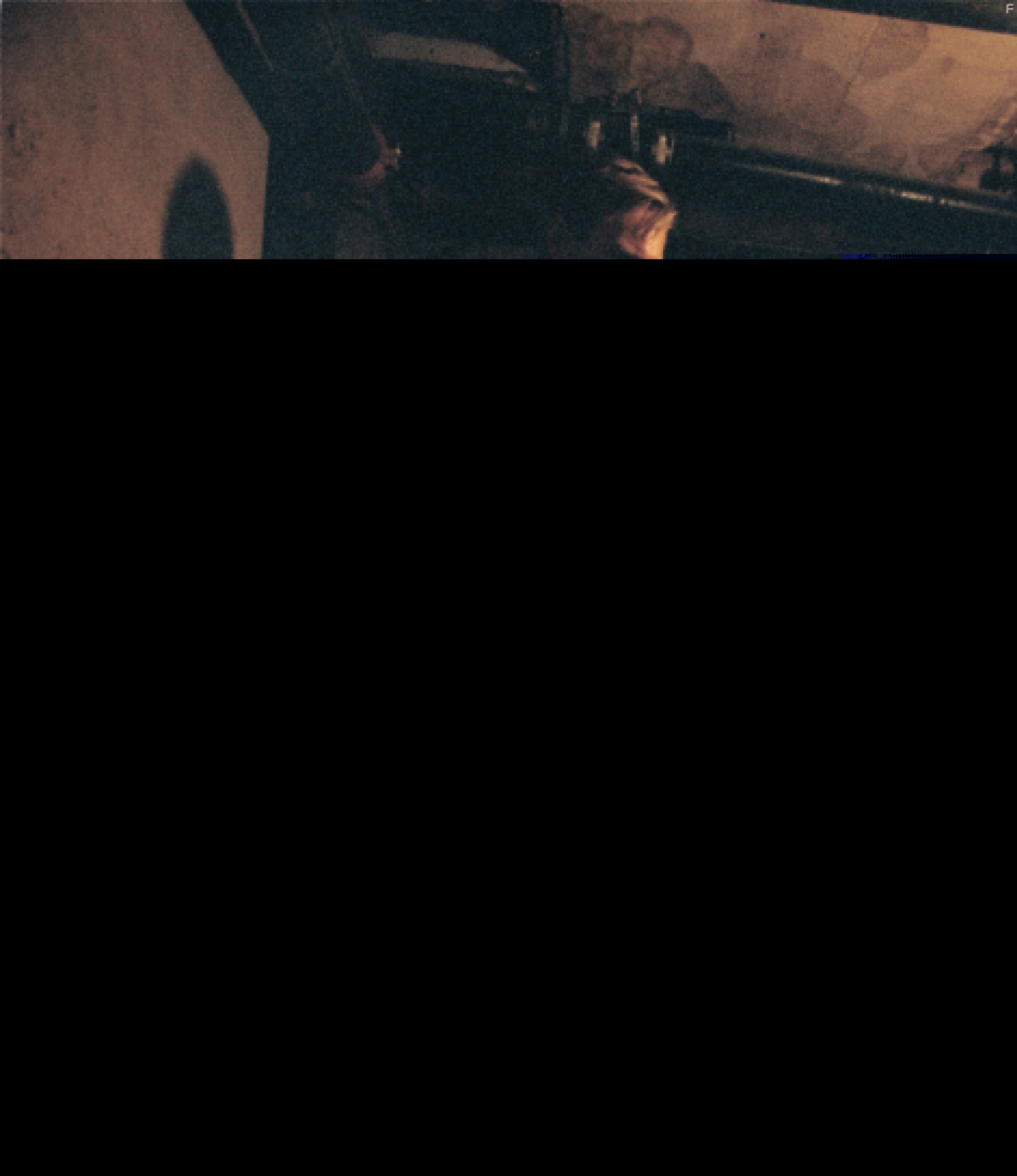 Aaron Eckhart and Carrie-Anne Moss in Охотник на убийц (2004)