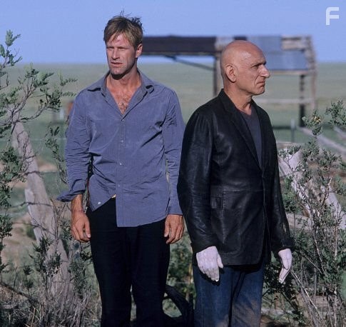 Aaron Eckhart and Ben Kingsley in Охотник на убийц (2004)