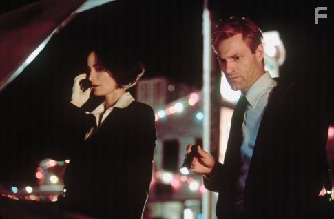 Aaron Eckhart and Carrie-Anne Moss in Охотник на убийц (2004)