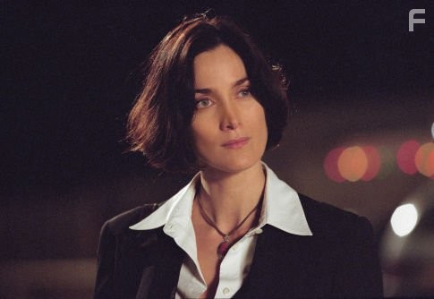 Carrie-Anne Moss in Охотник на убийц (2004)