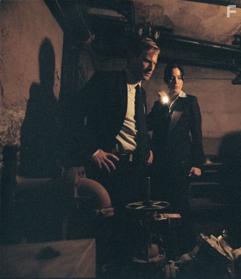 Aaron Eckhart and Carrie-Anne Moss in Охотник на убийц (2004)