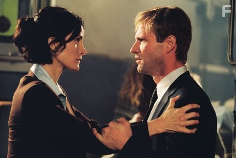 Aaron Eckhart and Carrie-Anne Moss in Охотник на убийц (2004)