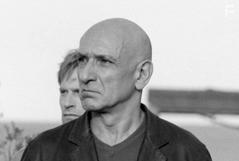 Aaron Eckhart and Ben Kingsley in Охотник на убийц (2004)