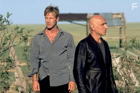 Aaron Eckhart and Ben Kingsley in Охотник на убийц (2004)