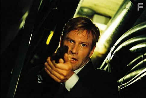 Aaron Eckhart in Охотник на убийц (2004)