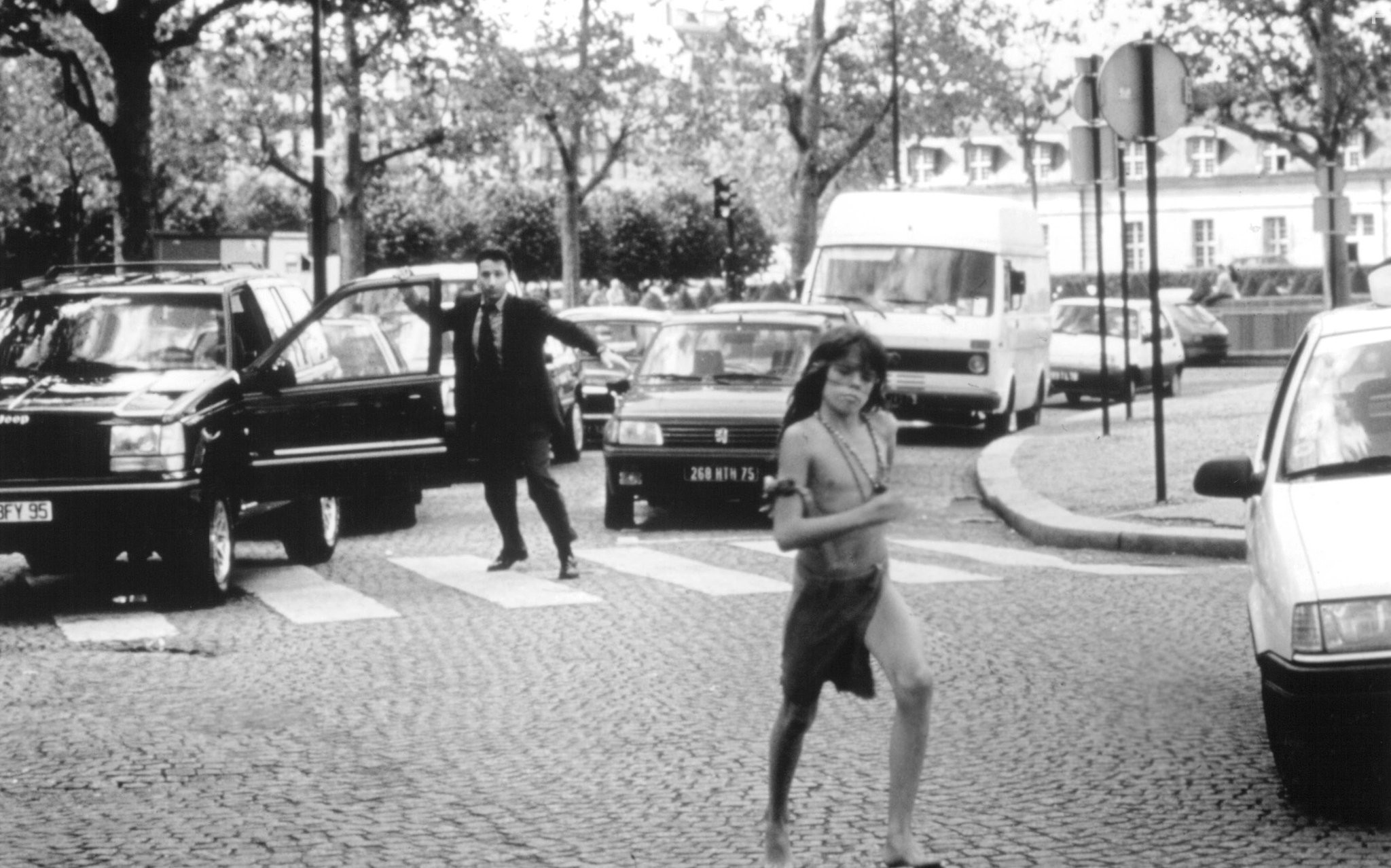 Ludwig Briand and Thierry Lhermitte in Индеец в Париже (1994)