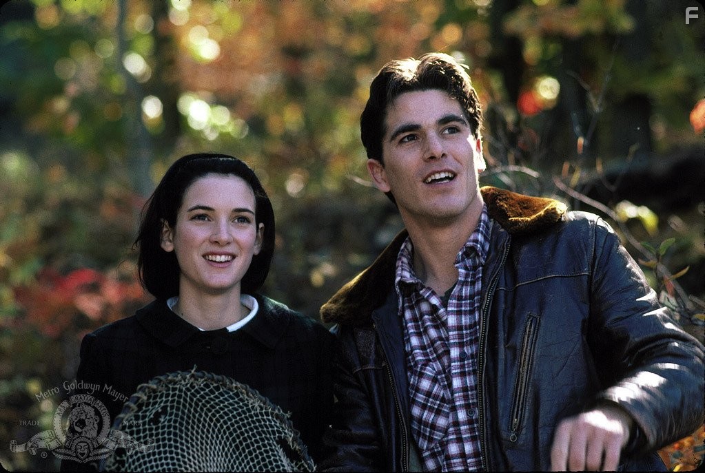 Winona Ryder and Michael Schoeffling in Русалки (1990)