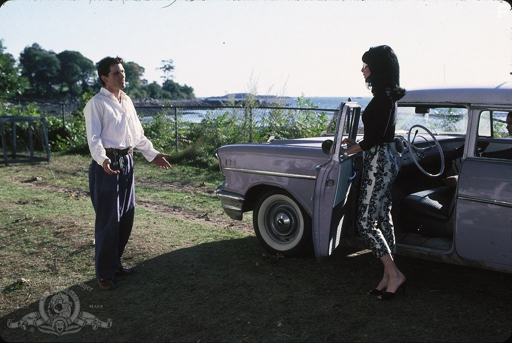 Cher and Michael Schoeffling in Русалки (1990)