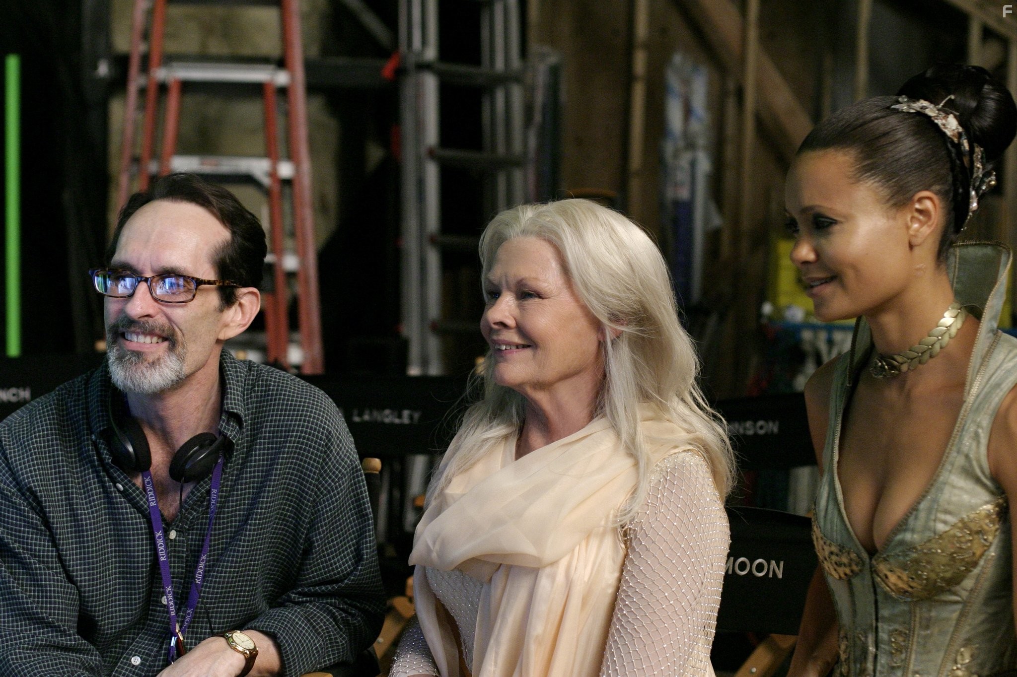 Judi Dench, Thandie Newton, and David Twohy in Хроники Риддика (2004)