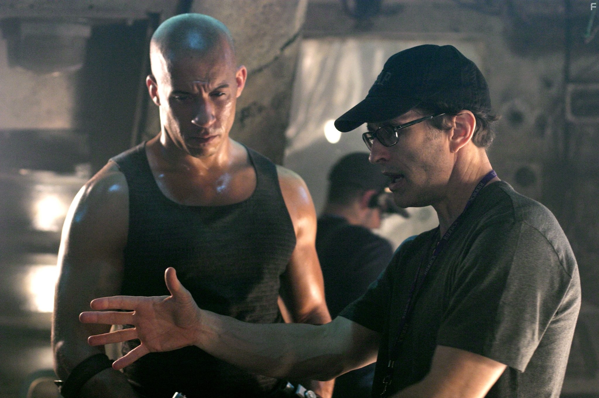 Vin Diesel and David Twohy in Хроники Риддика (2004)