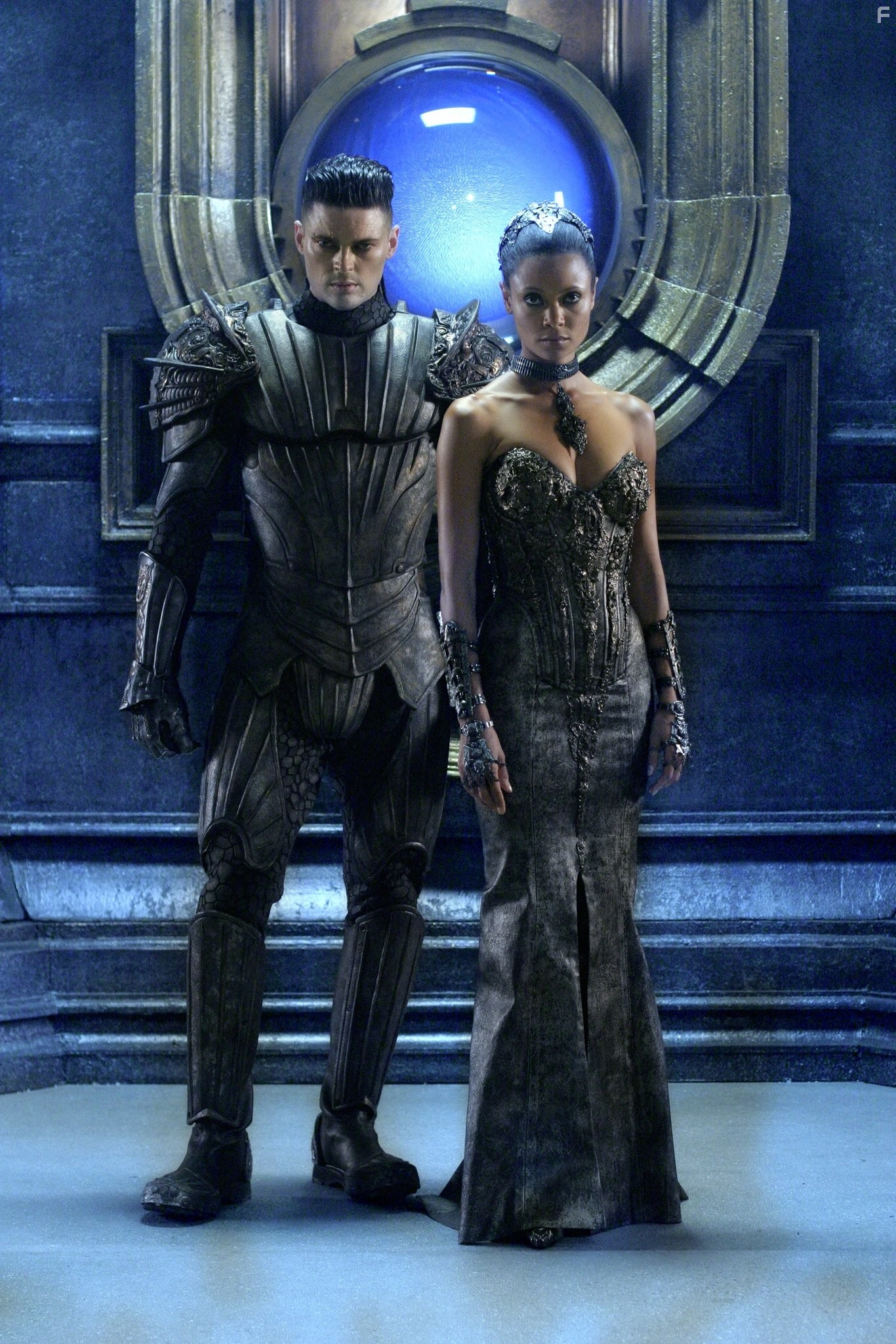 Thandie Newton and Karl Urban in Хроники Риддика (2004)
