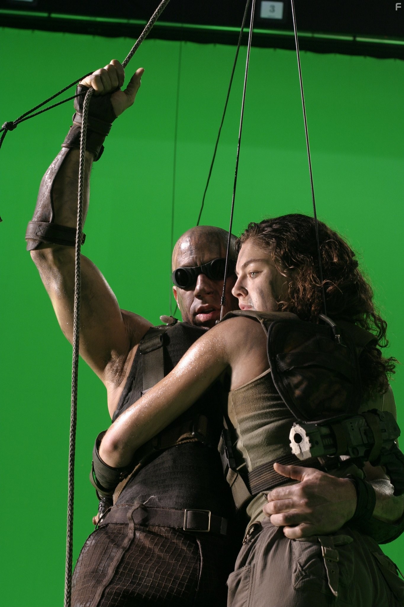 Vin Diesel and Alexa Davalos in Хроники Риддика (2004)
