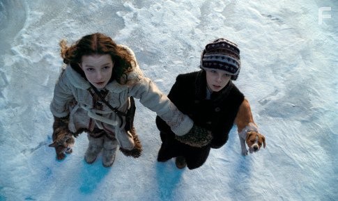 Ben Walker and Dakota Blue Richards in Золотой компас (2007)