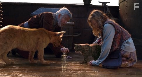 Tom Courtenay, Freddie Highmore, and Dakota Blue Richards in Золотой компас (2007)