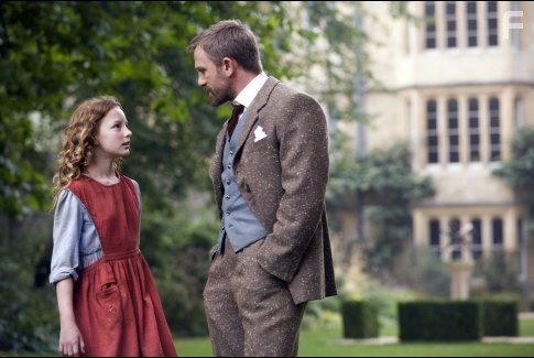 Daniel Craig and Dakota Blue Richards in Золотой компас (2007)