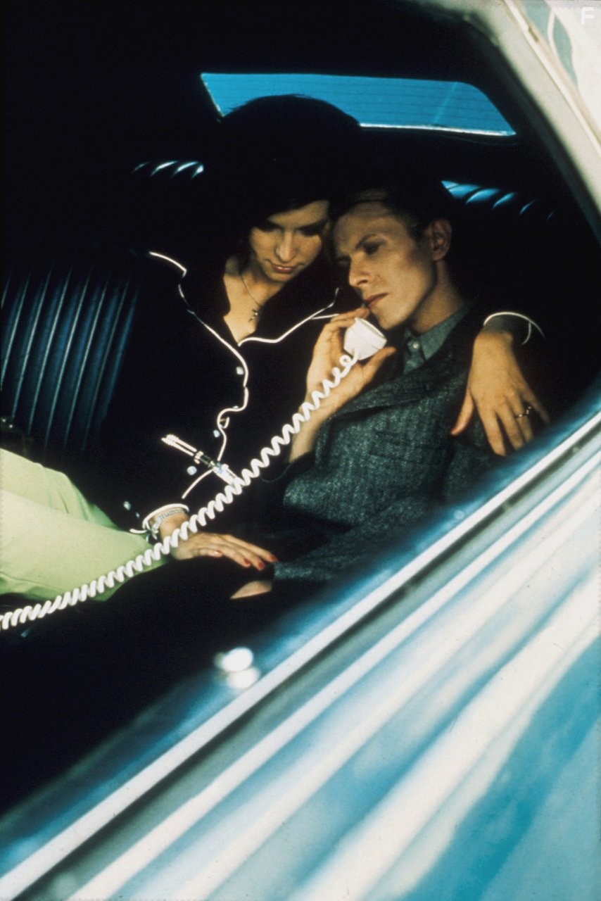 David Bowie and Candy Clark in Человек, который упал на Землю (1976)