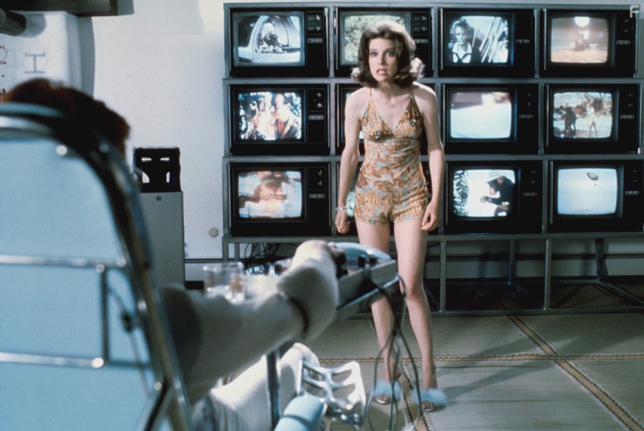 Candy Clark in Человек, который упал на Землю (1976)