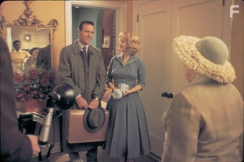 Julianne Moore and Dennis Quaid in Вдали от рая (2002)