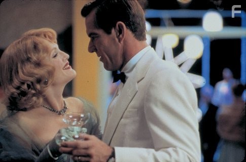 Julianne Moore and Dennis Quaid in Вдали от рая (2002)