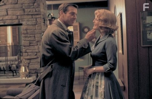 Julianne Moore and Dennis Quaid in Вдали от рая (2002)