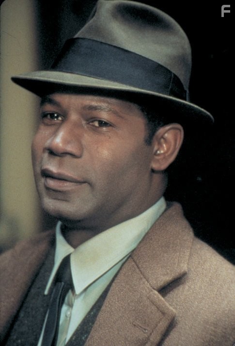 Dennis Haysbert in Вдали от рая (2002)