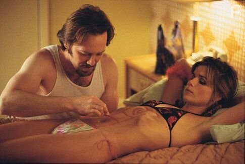 Peter Outerbridge and Polly Shannon in Парни с метлами (2002)