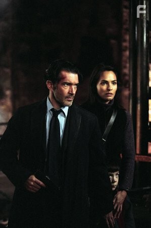 Antonio Banderas, Talisa Soto, and Aidan Drummond in Баллистика: Экс против Сивер (2002)