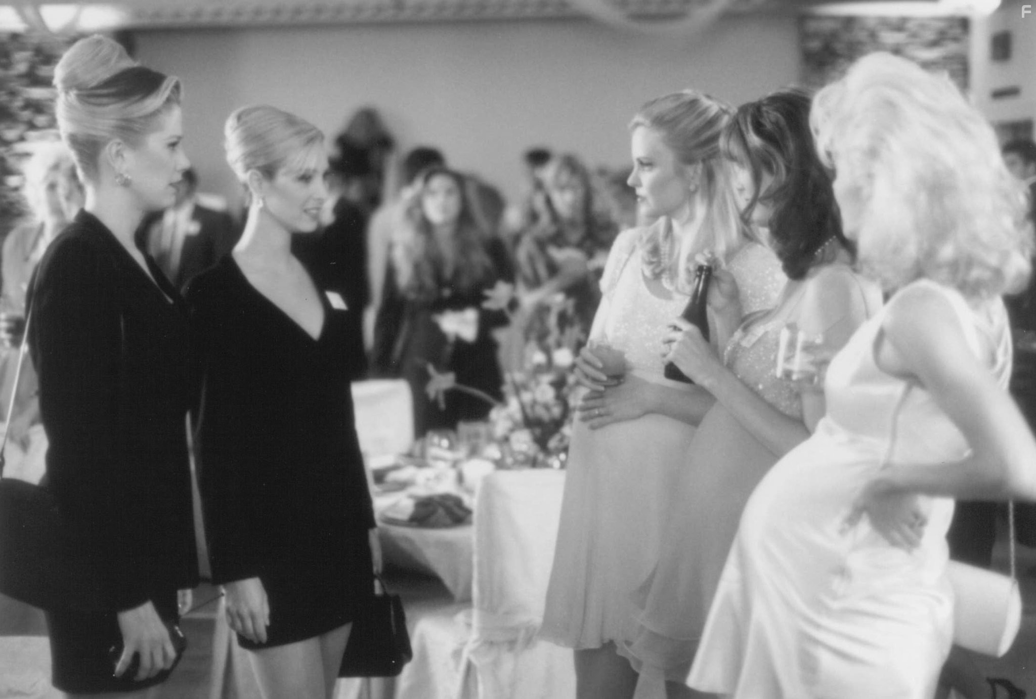 Mira Sorvino, Lisa Kudrow, Kristin Bauer van Straten, Julia Campbell, and Mia Cottet in Роми и Мишель на встрече выпускников (1997)