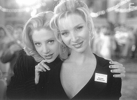 Mira Sorvino and Lisa Kudrow in Роми и Мишель на встрече выпускников (1997)