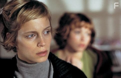 Laura Regan and Jennifer Sky in Одним глазком (2002)