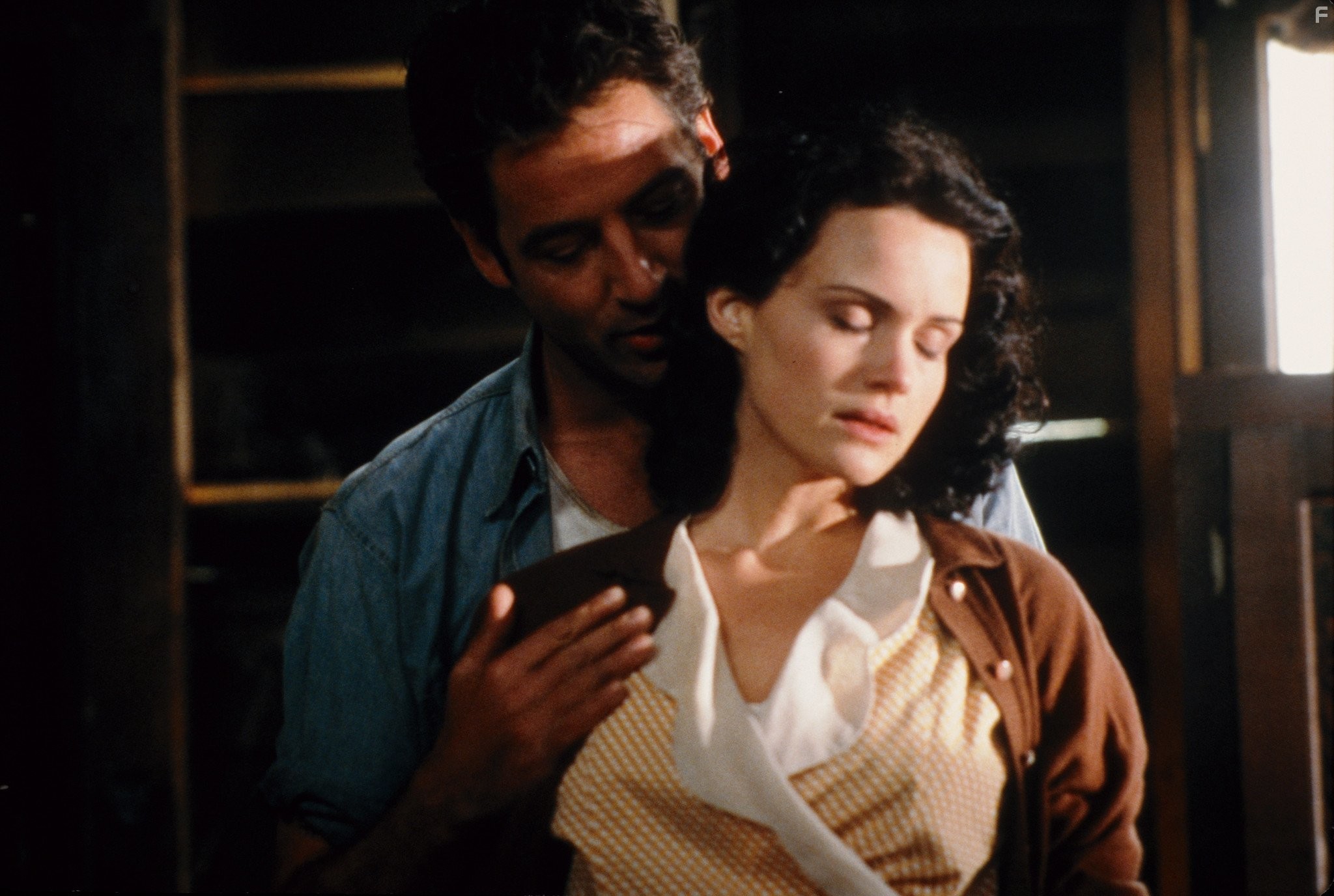 Jeremy Northam and Carla Gugino in Поющий детектив (2003)
