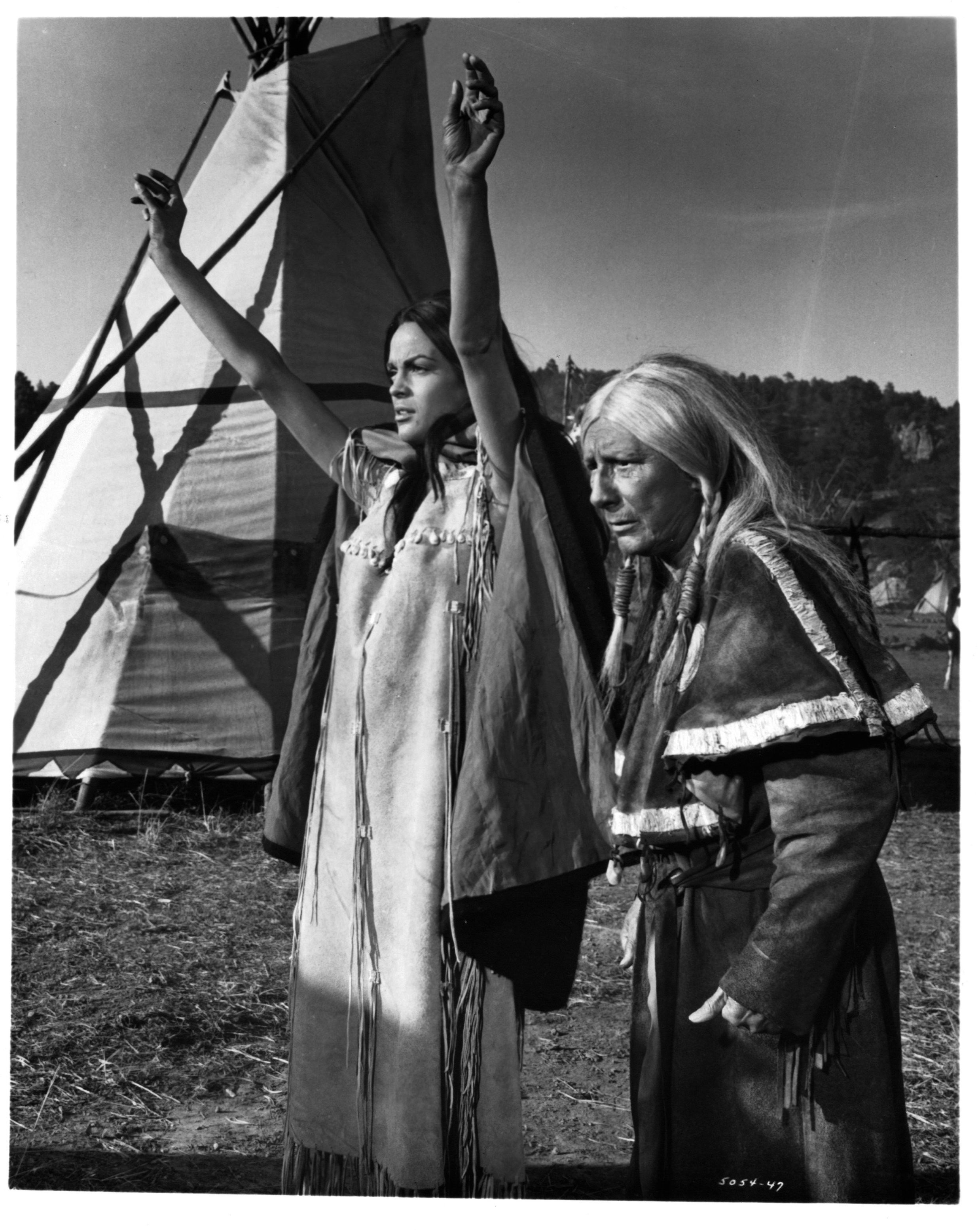 Judith Anderson and Corinna Tsopei in Человек по имени Конь (1970)