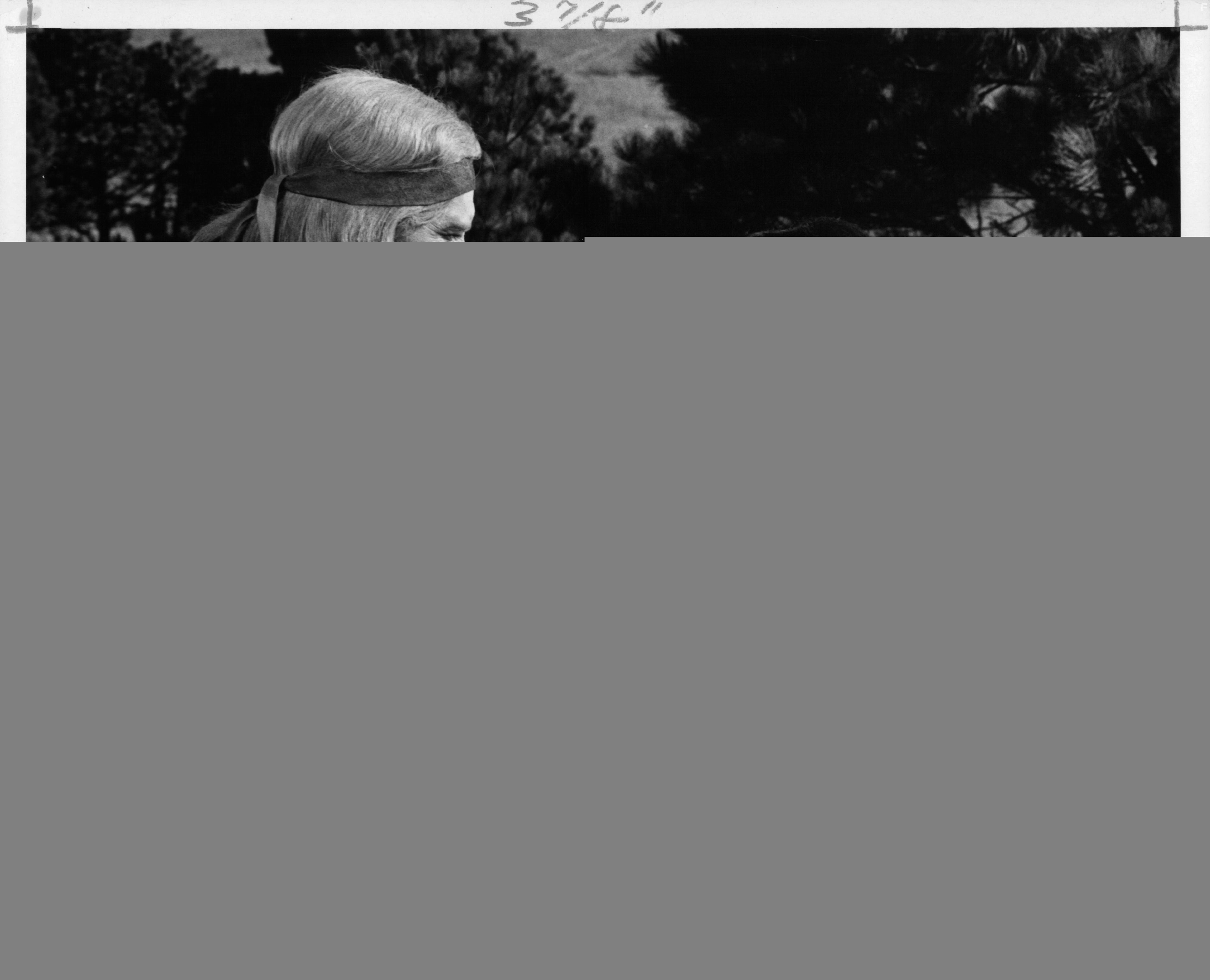 Richard Harris and Corinna Tsopei in Человек по имени Конь (1970)