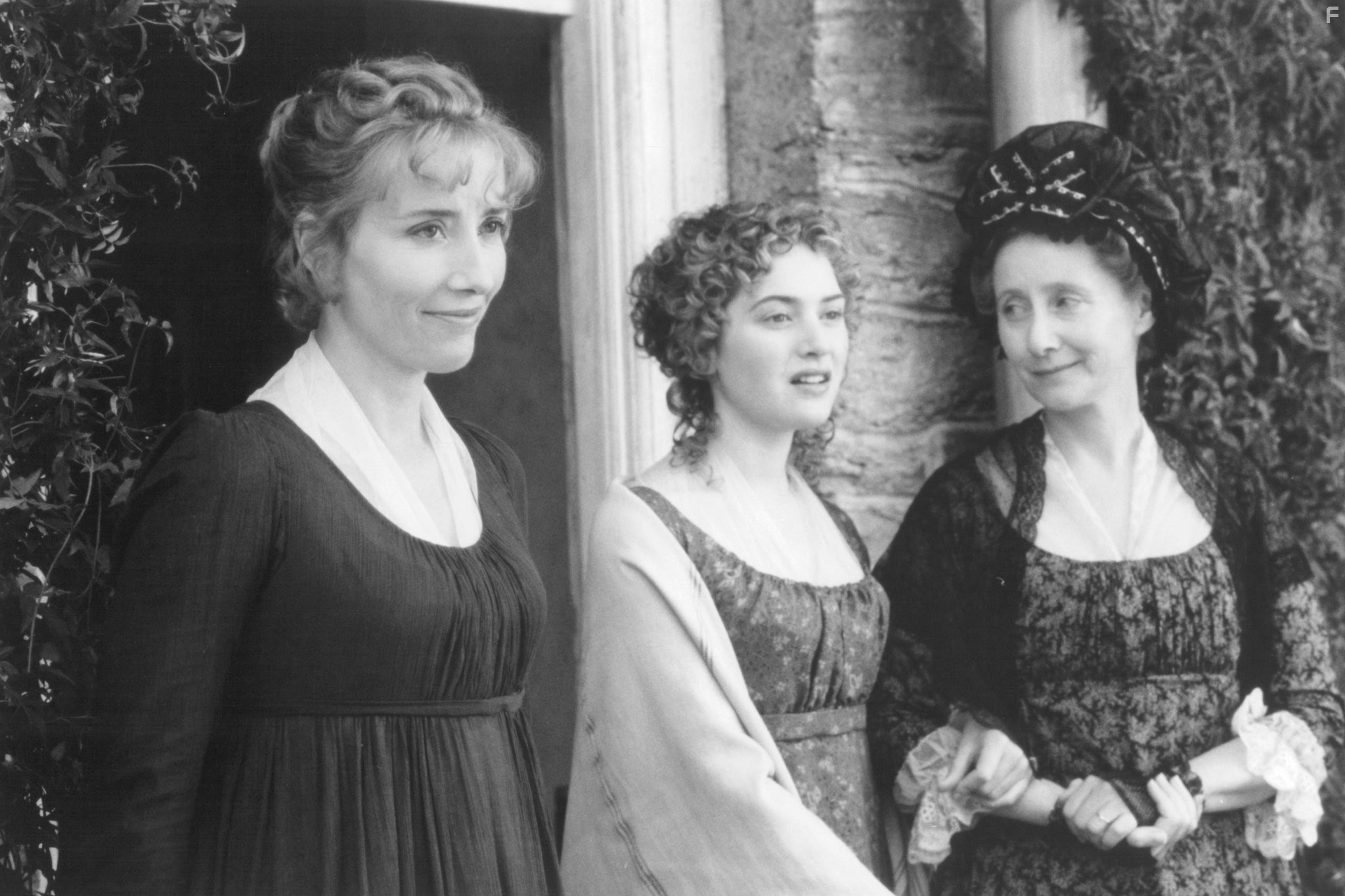 Emma Thompson, Kate Winslet, and Gemma Jones in Разум и чувства (1995)