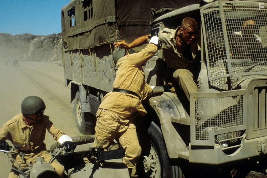 Dolph Lundgren and M. Emmet Walsh in Красный скорпион (1988)