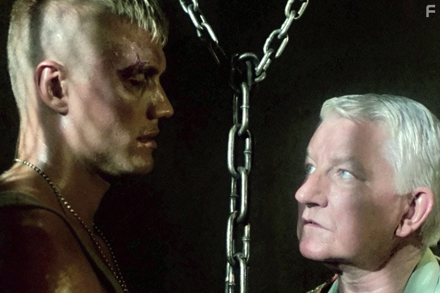 Dolph Lundgren and T.P. McKenna in Красный скорпион (1988)