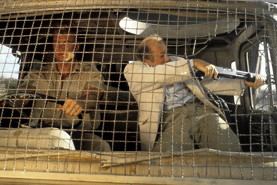 Dolph Lundgren and M. Emmet Walsh in Красный скорпион (1988)