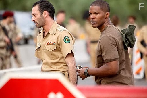 Jamie Foxx and Ashraf Barhom in Королевство (2007)