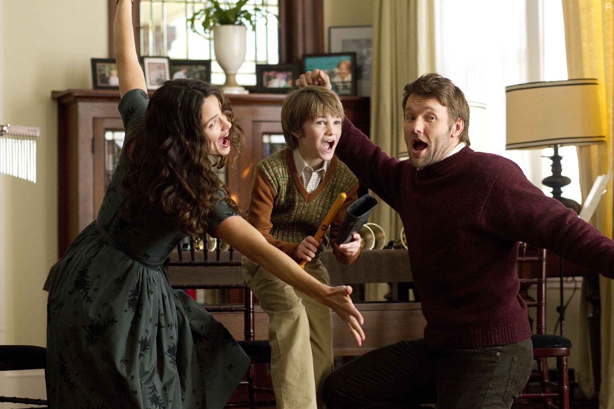 Jennifer Garner, Joel Edgerton, and CJ Adams in Странная жизнь Тимоти Грина (2012)