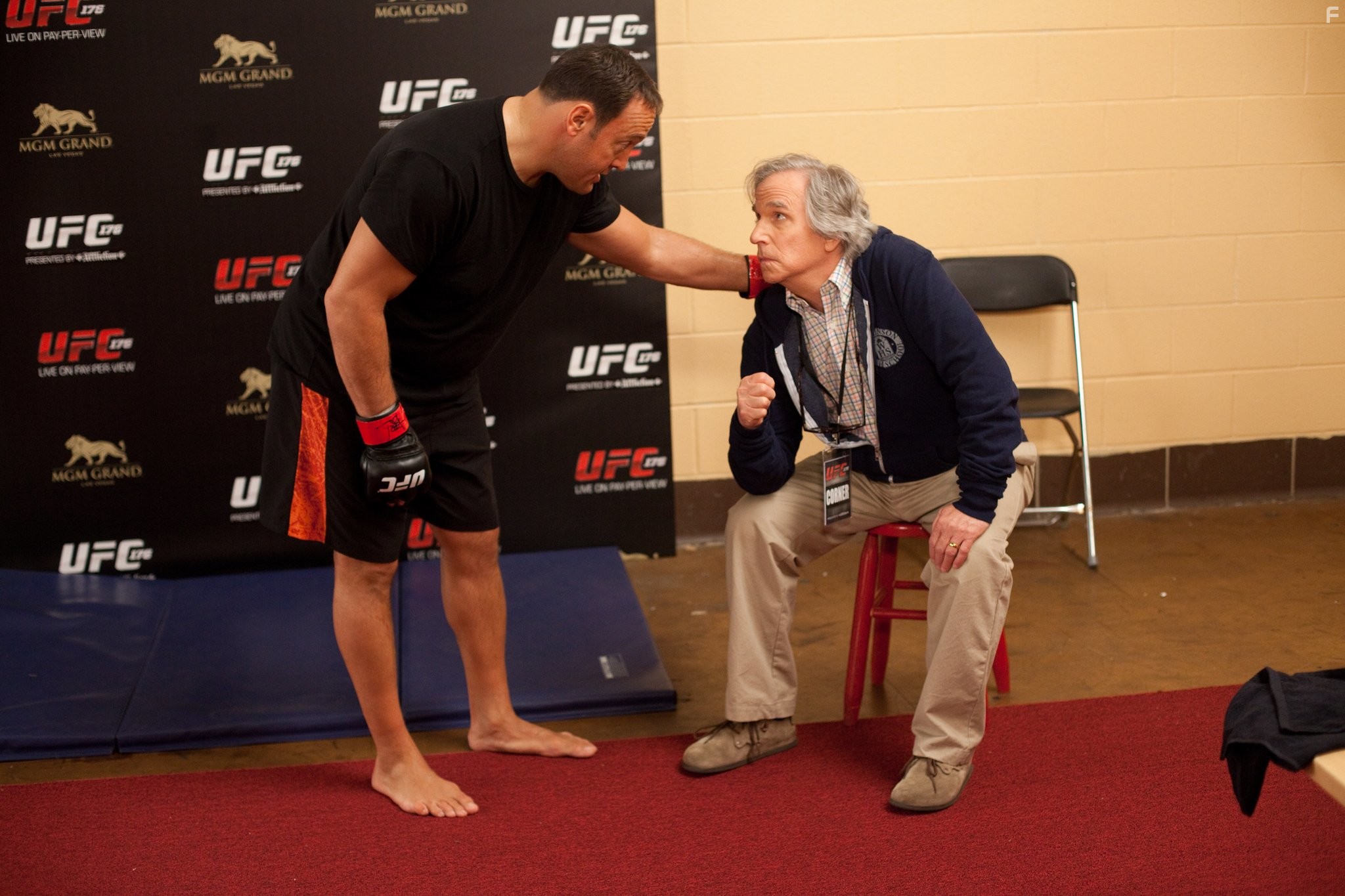 Henry Winkler and Kevin James in Толстяк на ринге (2012)