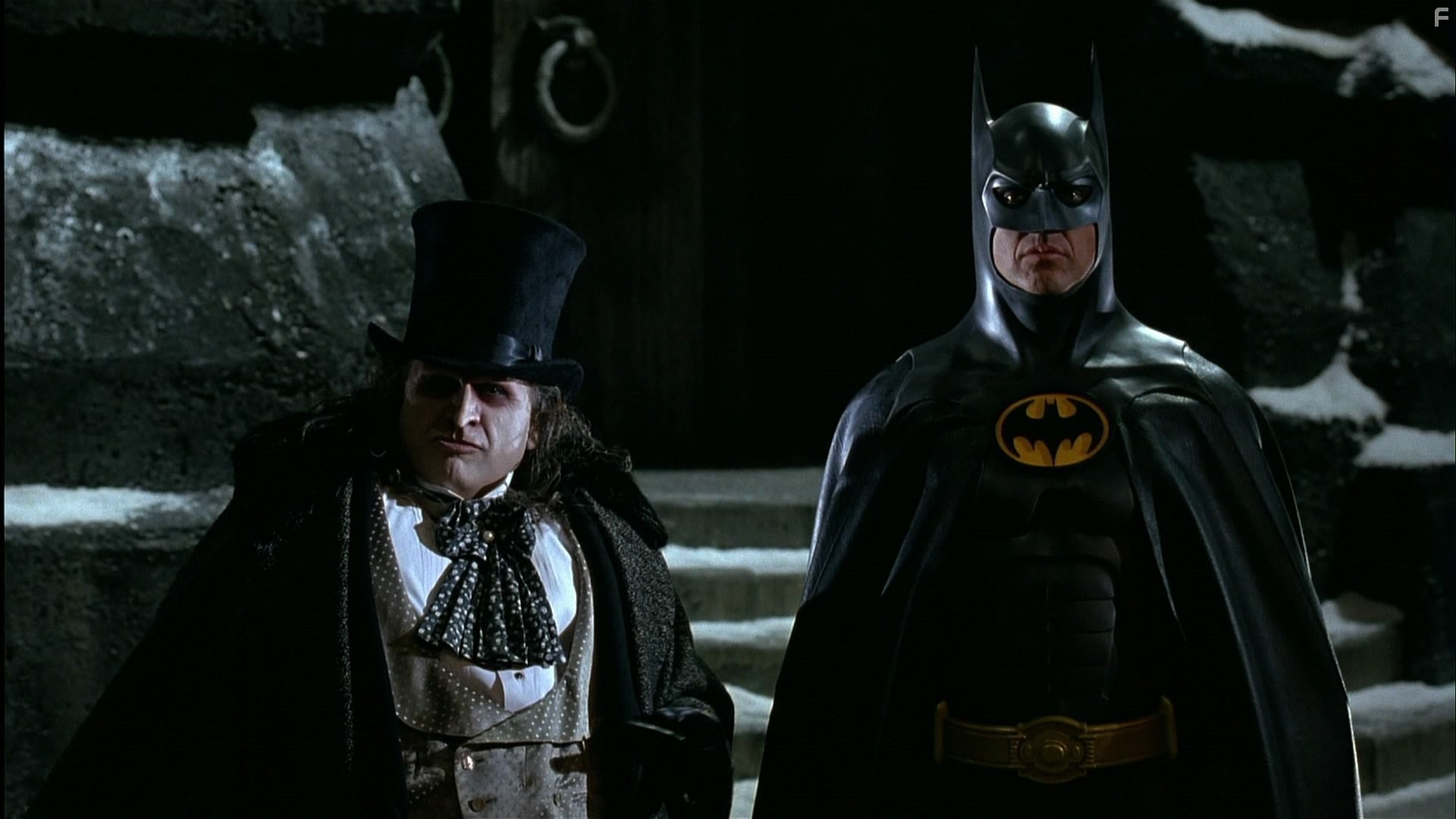 Danny DeVito and Michael Keaton in Бэтмен возвращается (1992)