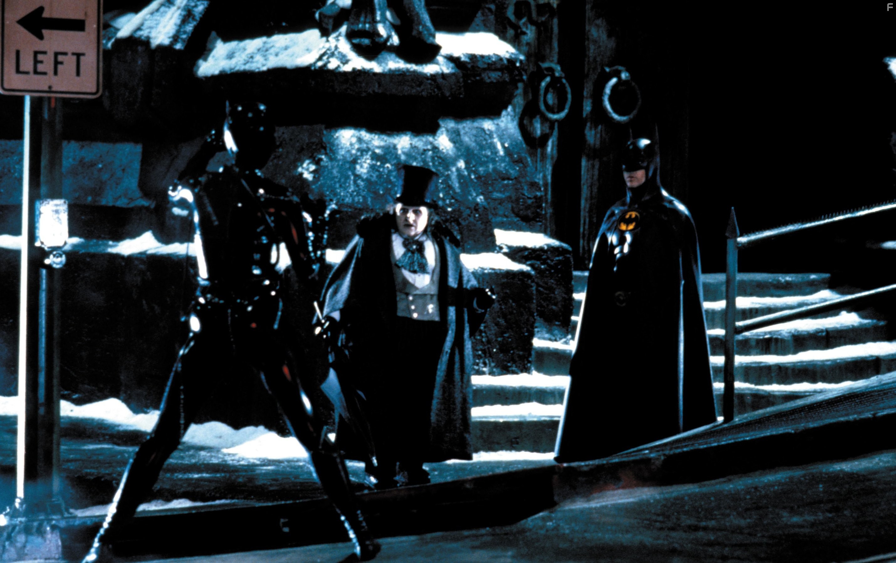 Michelle Pfeiffer, Danny DeVito, and Michael Keaton in Бэтмен возвращается (1992)