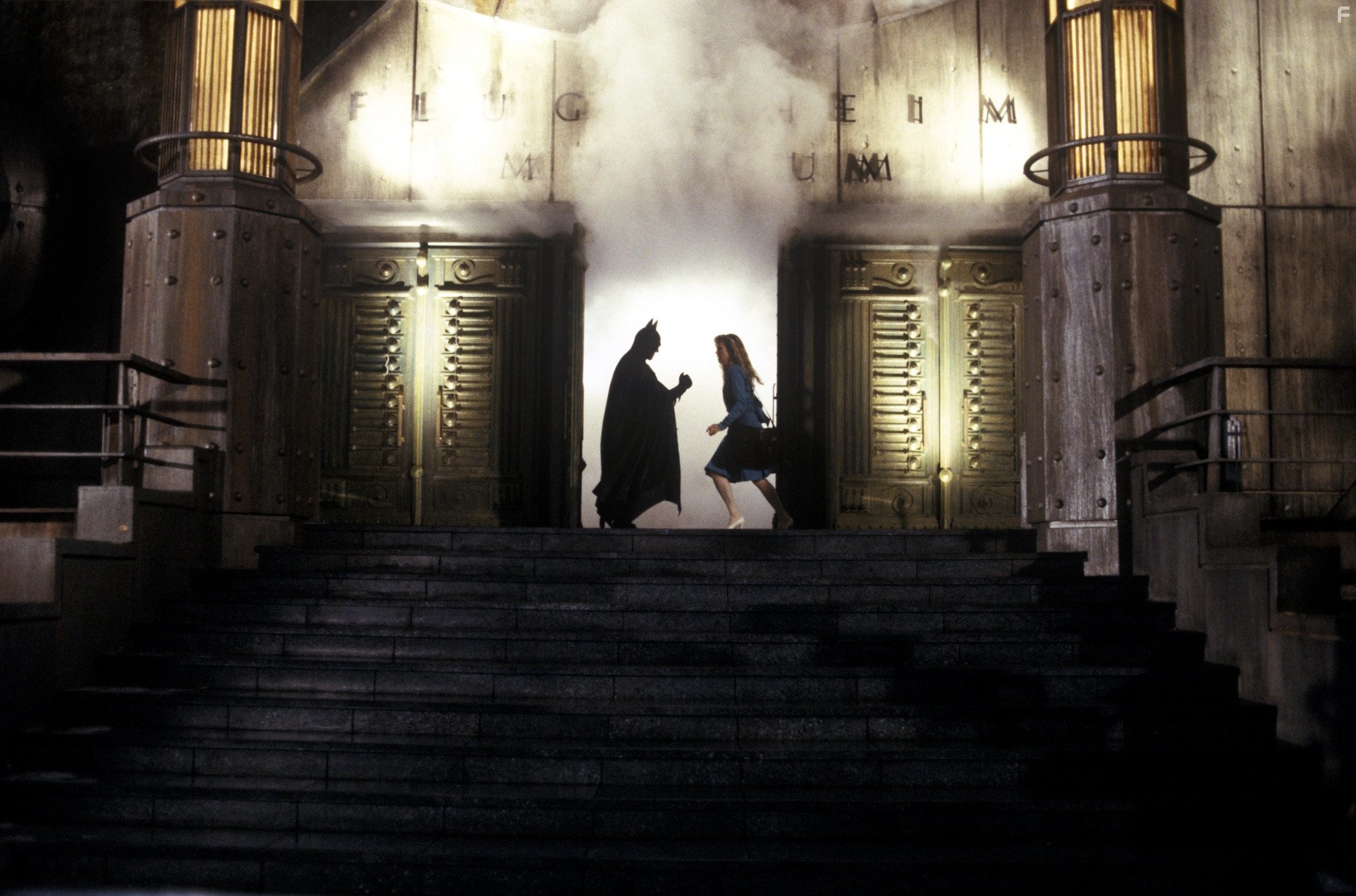 Kim Basinger and Michael Keaton in Бэтмен (1989)