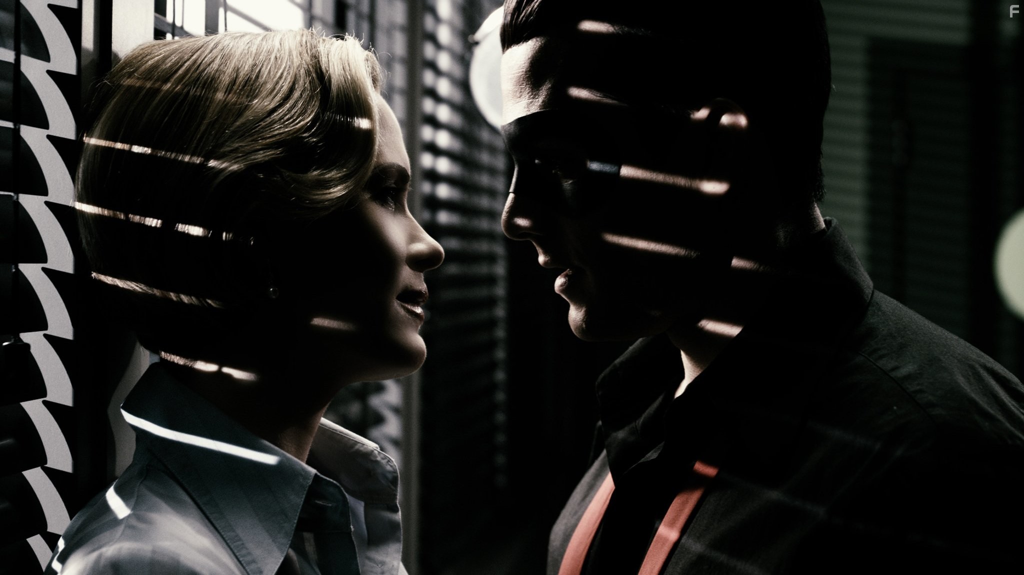 Sarah Paulson and Gabriel Macht in Мститель (2008)