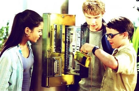 Soren Fulton, Brady Corbet, and Vanessa Hudgens in Предвестники бури (2004)