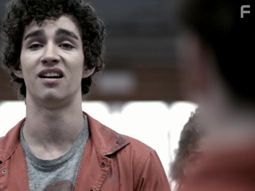 Robert Sheehan in Плохие (2009)