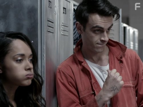 Joseph Gilgun and Karla Crome in Плохие (2009)